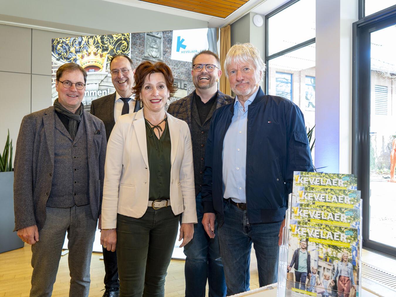 Sie gestalteten die Pilgerleitertagung 2025 in Kevelaer, von links: Basilika-Organist Elmar Lehnen, Dr. Rainer Killich, Generalsekretär der Wallfahrt, die Sängerin Susanne Fink, Dr. Bastian Rütten, Pastoralreferent der Wallfahrt und der Kabarettist Jürgen Becker.NN-Foto: Gerhard Seybert
