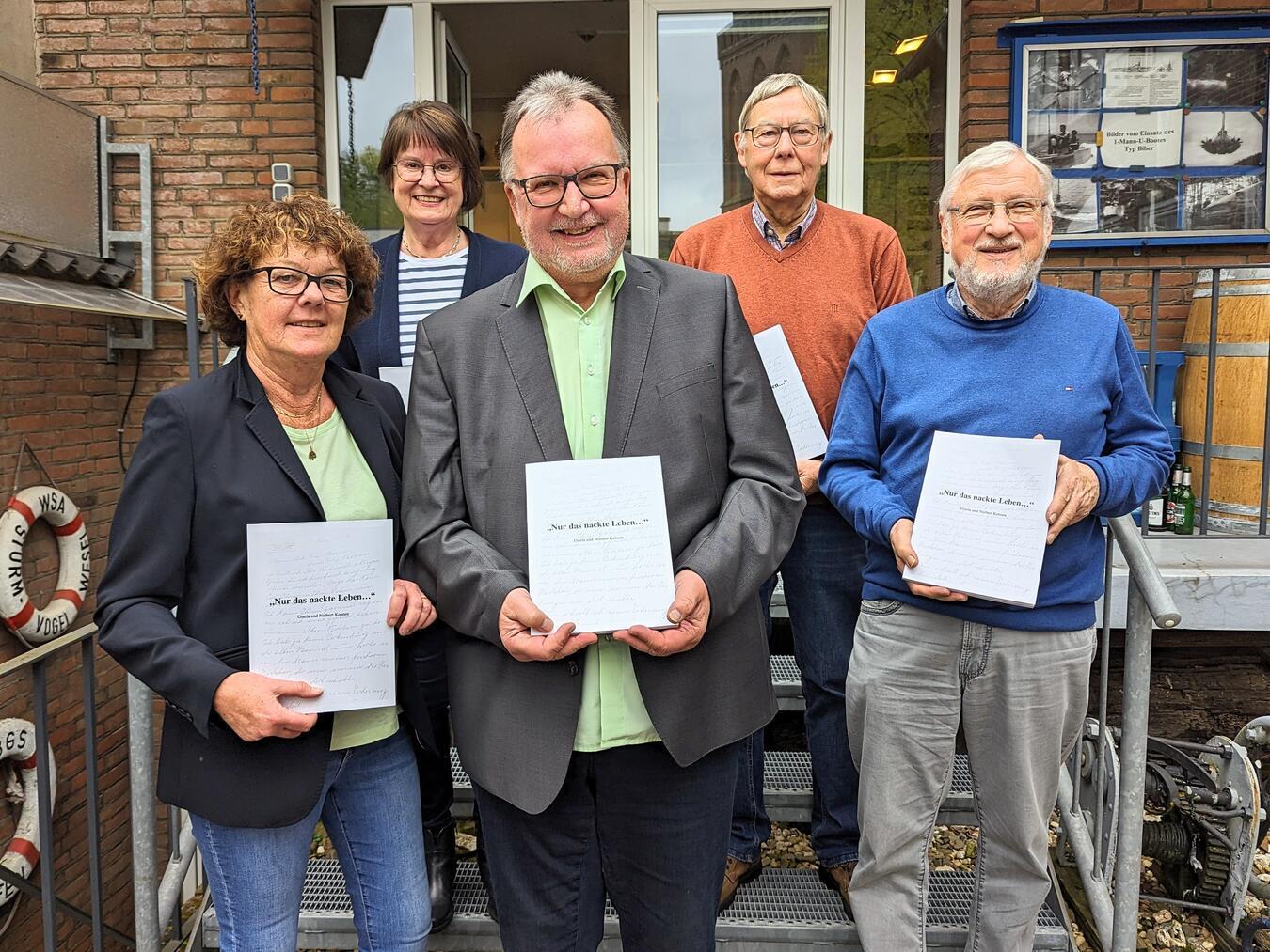 Sie haben Hunderte von Briefen neu aufleben lassen: (v. l.) Gisela Kohnen (Autorin), Irene Möllenbeck, Norbert Kohnen(Autor), Konrad Flintrop (Satz und Gestaltung), Herbert Kleipaß.NN-Foto: J. Kurschatke