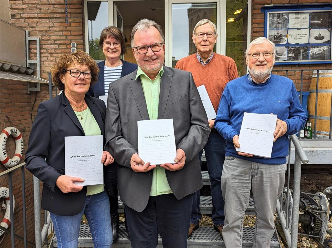 Sie haben Hunderte von Briefen neu aufleben lassen: (v. l.) Gisela Kohnen (Autorin), Irene Möllenbeck, Norbert Kohnen(Autor), Konrad Flintrop (Satz und Gestaltung), Herbert Kleipaß.NN-Foto: J. Kurschatke