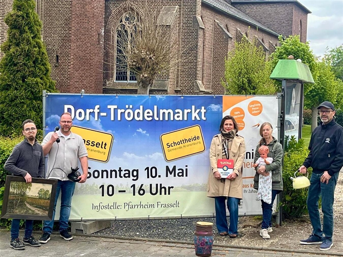 "Gruppe von Menschen bei sonnigem Dorftrödelmarkt-Event"
