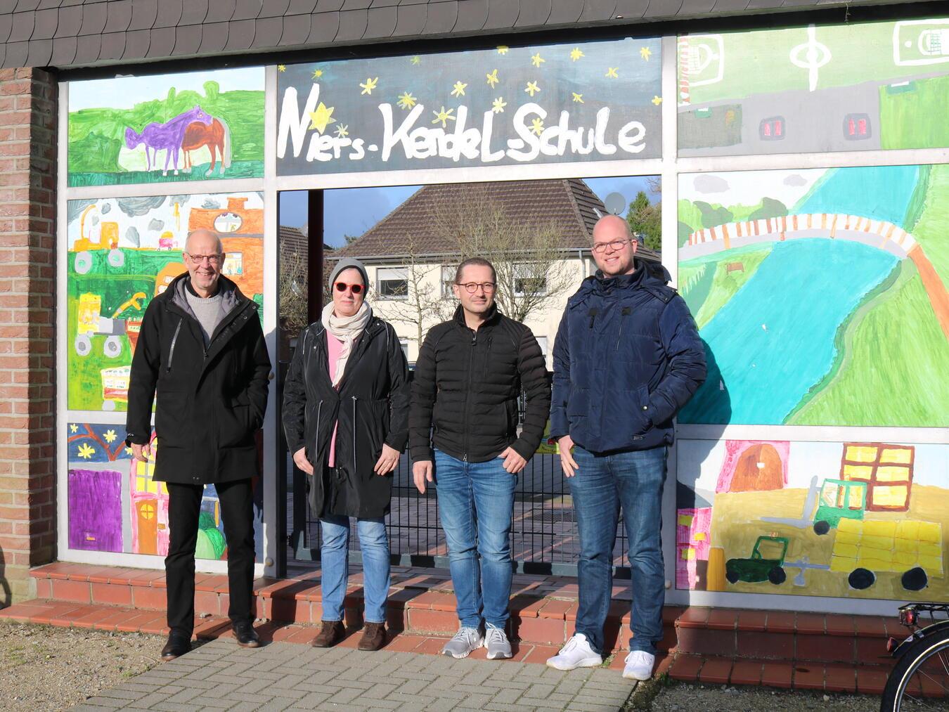 Sie hoffen, dass ihr Einsatz in der Bürgerinitiave Früchte trägt (v. l.): Bernd Thönnesen, 1. Vorsitzender VHV, Carola Heesen, Rolf Binn, stellvertretender Vorsitzender des CDU-Ortsverbandes Kessel und Lars Wagner.NN-Fotos: CDS