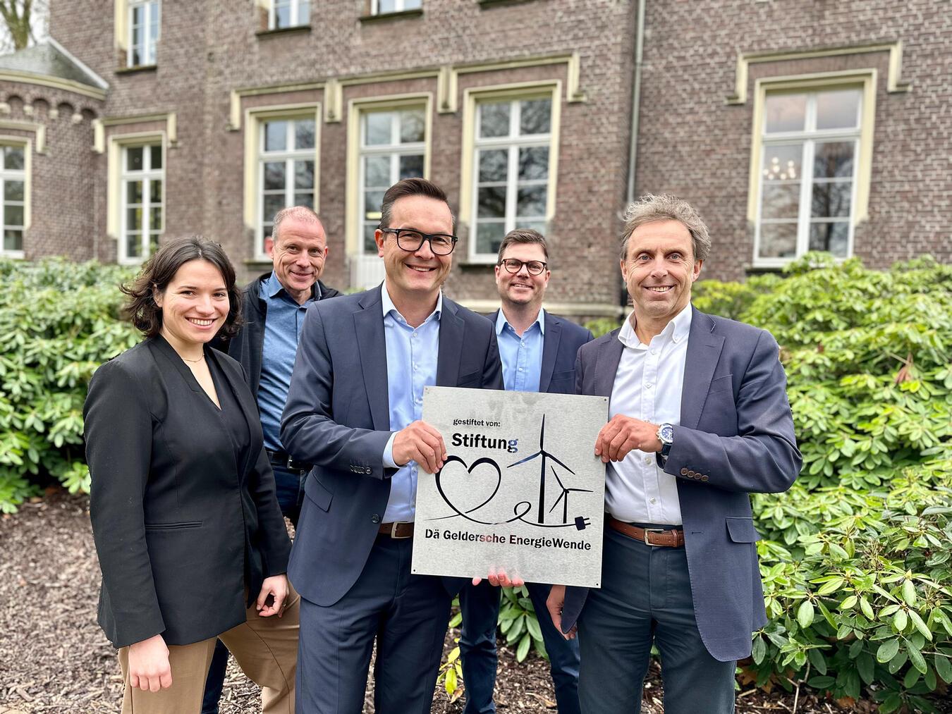 Sie informierten über den Startschuss der Stiftung: Marlene Riegler (Bereich Umwelt, Klima und Mobilität der Stadt Geldern), Bernd Wienhofen (stellvertretender Vorsitzender Stiftungsrat), Bürgermeister Sven Kaiser, Tim van Hees-Clanzett (Erster Beigeordneter Stadt Geldern) und Reinhard Fleurkens (erster Vorsitzender des Stiftungsrats). Foto: Stadt Geldern/Terhorst