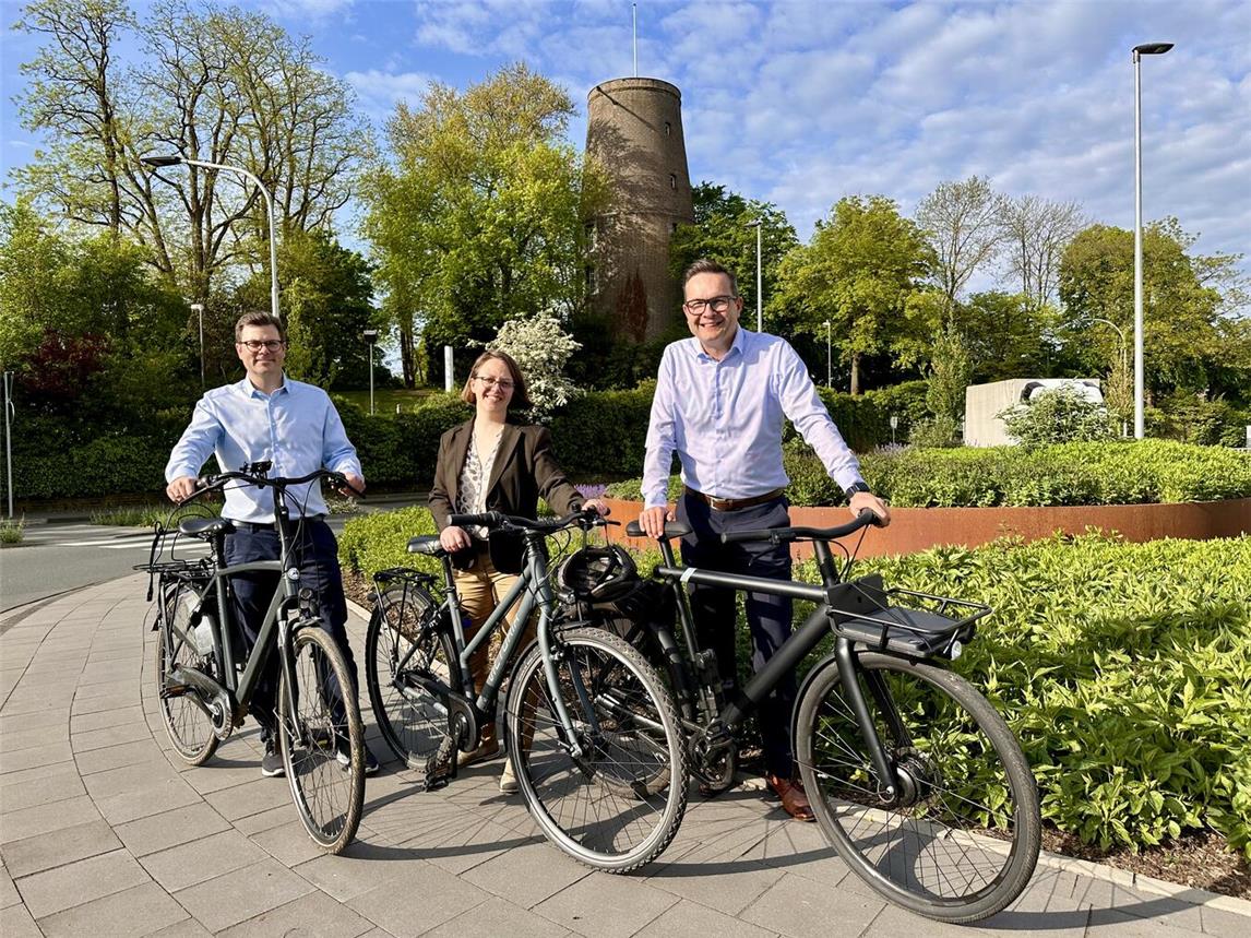 Sie nehmen auch in diesem Jahr wieder am STADTRADELN teil: Gelderns Bürgermeister Sven Kaiser (r.), der Erste Beigeordnete Tim van Hees-Clanzett (l.) und Janine Segref, Leiterin des Bereichs Umwelt, Klima, Mobilität (M.).Foto: Stadt Geldern/ Terhorst