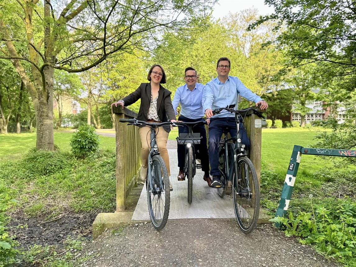 Sie nehmen selbstverständlich auch wieder am Stadtradeln teil: Gelderns Bürgermeister Sven Kaiser (M..), der Erste Beigeordnete Tim van Hees-Clanzett (r.) und Janine Segref, Leiterin des Bereichs Umwelt, Klima, Mobilität (l.).Foto: Stadt Geldern/Terhorst