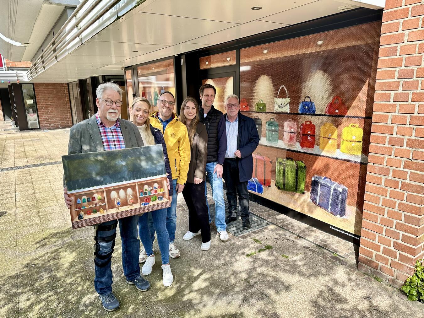 Sie präsentieren die neue Ladenlokalgestaltung in der Glockengasse (v.l.n.r.): Künstler Egbert Mölleken (Freizeit-Künstler), Katharina Sochala (GWS), Rainer Niersmann (Stadt Geldern), Citymanagerin Valerie de Groot, Martin Kempkens (PrintPoint) und Paul Düllings (Geschäftsführer GWS).Foto: Stadt Geldern/Terhorst
