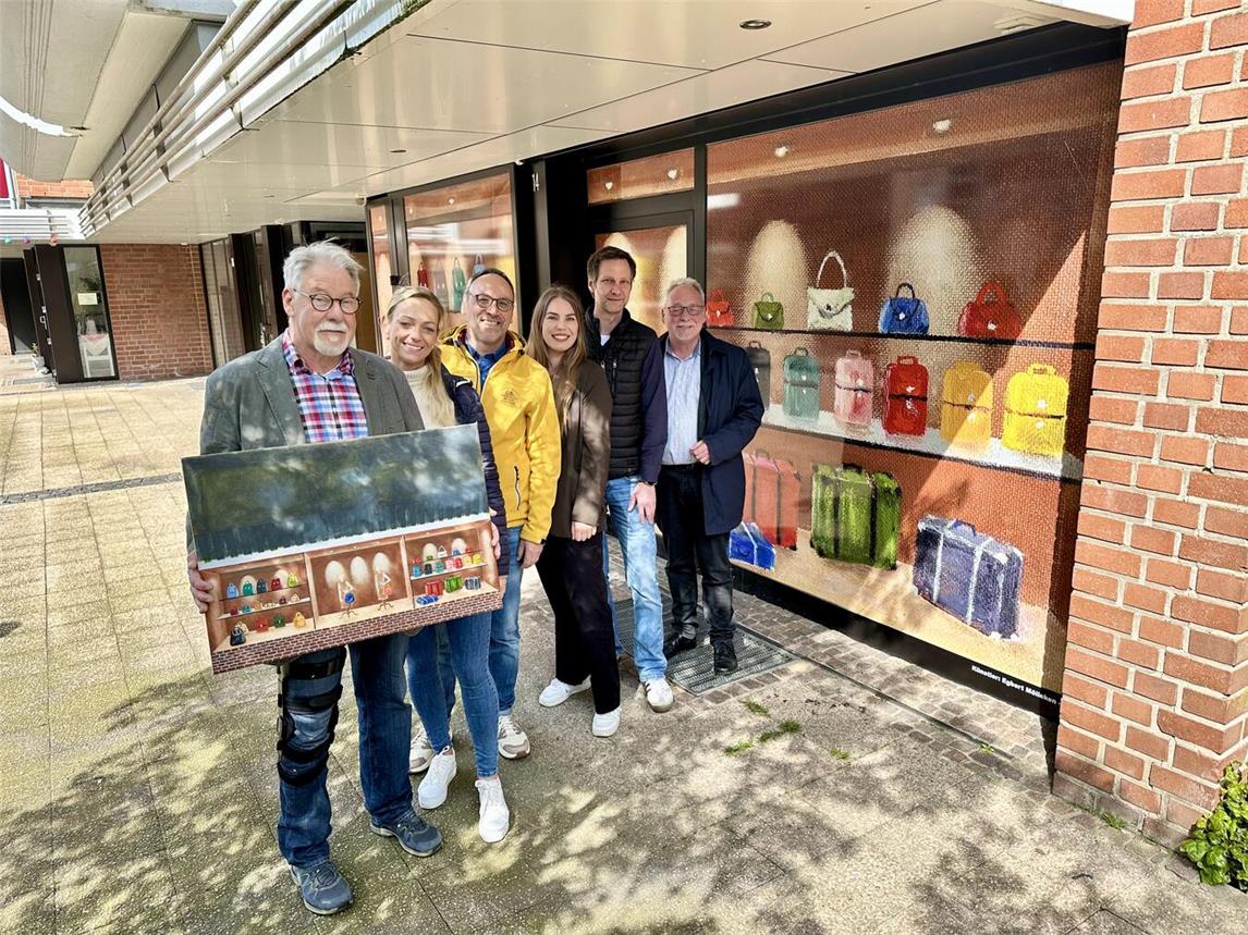 Sie präsentieren die neue Ladenlokalgestaltung in der Glockengasse (v.l.n.r.): Künstler Egbert Mölleken (Freizeit-Künstler), Katharina Sochala (GWS), Rainer Niersmann (Stadt Geldern), Citymanagerin Valerie de Groot, Martin Kempkens (PrintPoint) und Paul Düllings (Geschäftsführer GWS).Foto: Stadt Geldern/Terhorst