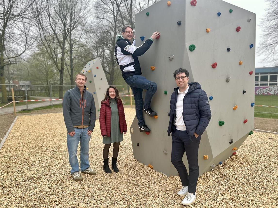 Sie probierten die neuen Kletterfelsen direkt aus (v.l.): Lutz Lührmann (Team Grünflächen und Friedhöfe der Stadt Geldern), Nathalie Tebarth (Kreissportbund), Christian Kronenberg (Leiter Team Grünflächen und Friedhöfe) und Marc Schlischka (Team Schule und Sport der Stadt Geldern) Foto: Stadt Geldern/Terhorst