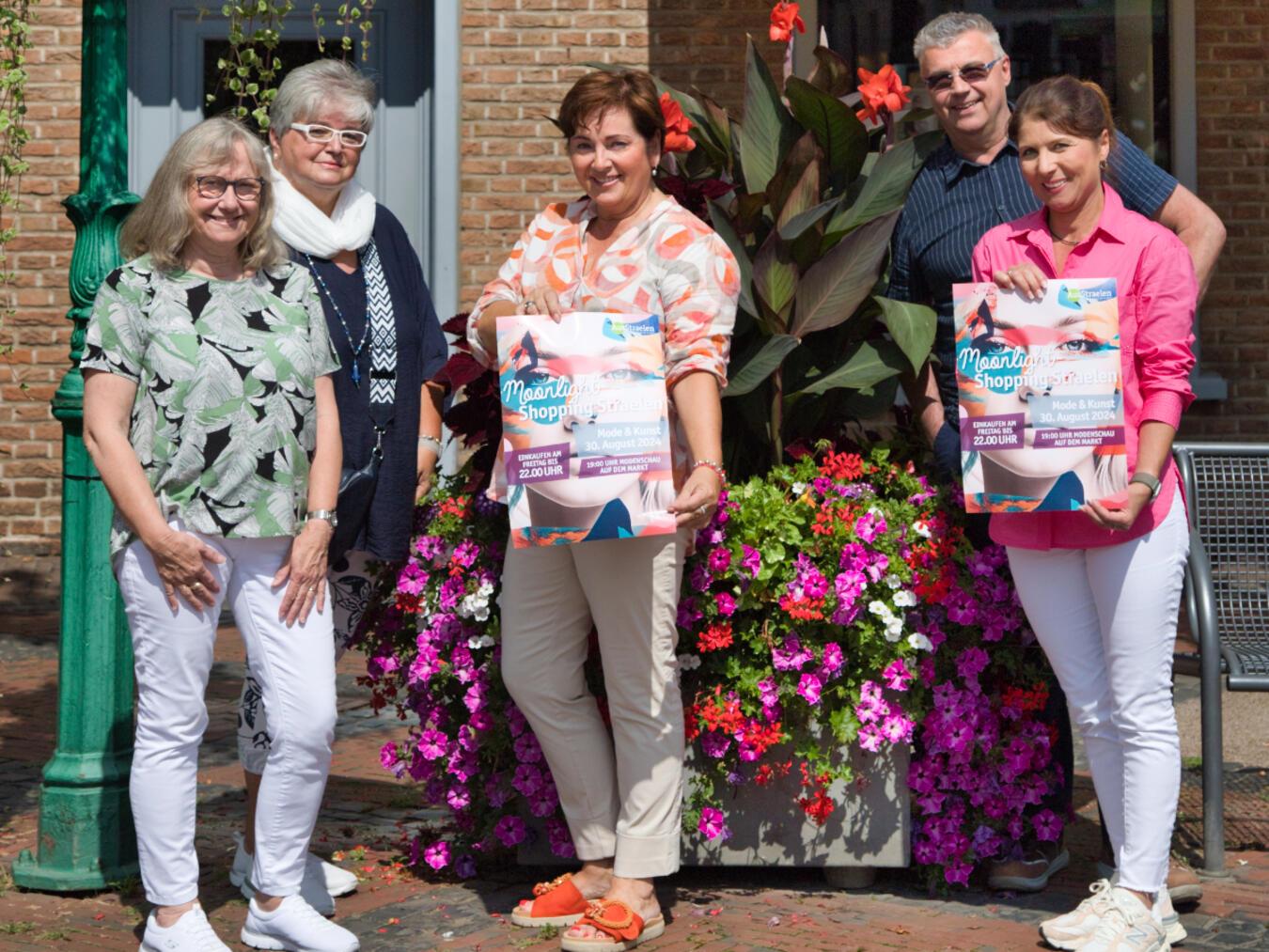 Moonlight-Shopping kombiniert Mode und Kunst Sie richten die Modenschau zum Moonlight-Shopping aus: (v.l.) Karin Melchior (Mieder Thissen), Beate Leiers (B & M Moden), Klaudia Werdin (Schuh & Mode Leukers), Gerd Brimmers (Goldschmiede Brimmers) und Geraldine Tappert (Simply Nice).Foto: privat