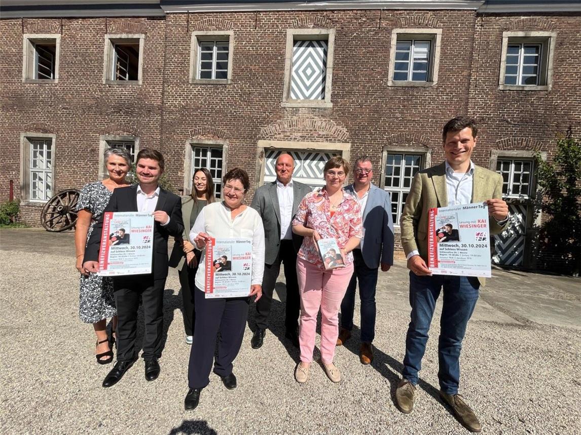 Sie rühren die Werbetrommel für den Männertag, der in der Süßmosterei von Schloss Wissen stattfindet, v.l.: Judith Busch, Assistenz der Familie von Loë, Tobias Passinger, Teunesen Gruppe, Ardita Jakupi, Teunsen Gruppe, Martina Maaßen, Geschäftsführerin Petrusheim, Thomas Müller, Vorstand der Sparkasse Rhein-Maas, Nicola Roth, Gleichstellungsbeauftragte der Gemeinde Weeze, Georg Koenen, Weezes Bürgermeister, und Seraphim Freiherr von Loë, Hausherr auf Schloss Wissen. Foto: Gemeinde Weeze