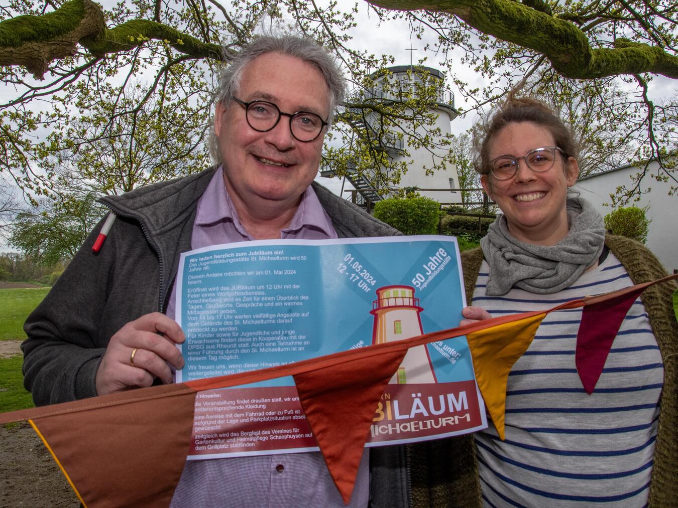 Sie schmücken schon das Gelände am Fuße des Michaelturms für das Jubiläum: Sarah Haesser und Markus Manderfeld leiten die Jugendbildungsstätte.Foto: Bischöfliche Pressestelle / Christian Breuer