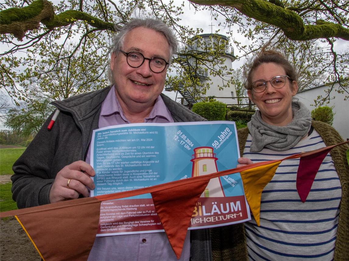 Sie schmücken schon das Gelände am Fuße des Michaelturms für das Jubiläum: Sarah Haesser und Markus Manderfeld leiten die Jugendbildungsstätte.Foto: Bischöfliche Pressestelle / Christian Breuer