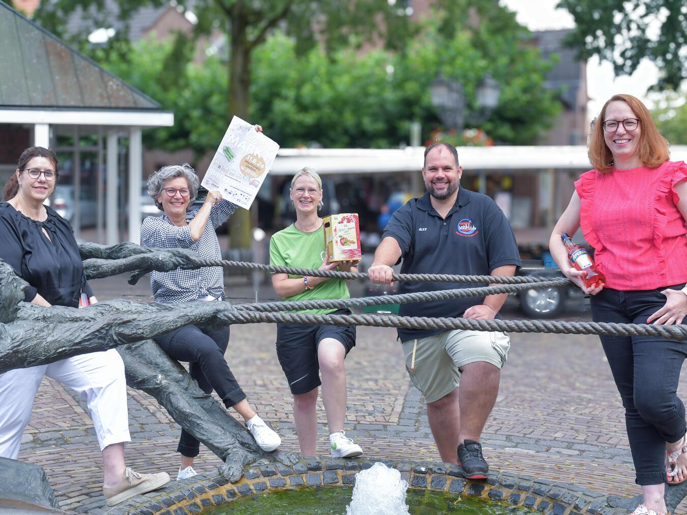 Sie sind auf jeden Fall beim zweiten Genussmarkt in Uedem dabei und probieren sich durch die Köstlichkeiten (v. l.): Klaudia Gärmer (Gemeinde Uedem), Petra Verfürth, Mareike und Alexander Haaken (Werbering Uedem) sowie Melanie Beba (Werbering Uedem). NN-Foto: Gerhard Seybert
