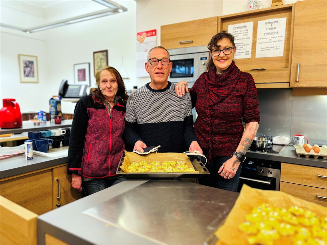 Sie sind das Team des Kontaktcafés und backen Plätzchen: (v. l.) Gerda Holdermann, Friedhelm Fritsche und Astrid Melenkeit. Foto: CV Kleve