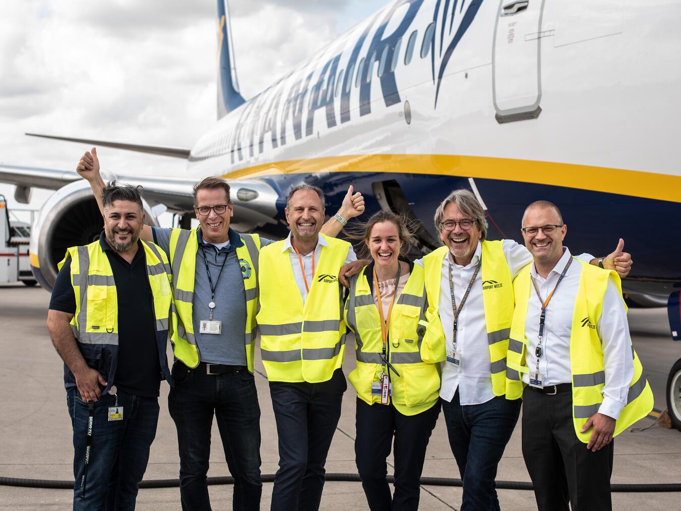 Sie sind ein klasse Team: Kato Sürün, Manager Serve2fly Weeze, Martin Wielinga, Base Captain Ryanair, Marc Losch, Geschäftsführer Losch Airport Services und Serve2fly, Simone Lutz, Leiterin Flugbetrieb Airport Weeze, Holger Terhorst, Marketing-Manager Airport, und Dr. Sebastian Papst, Geschäftsführer Airport Weeze (v.l.). 