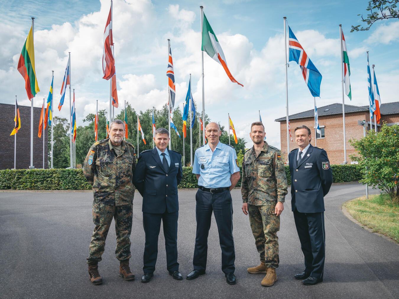 Sie sind einsatzbereit für alle Fälle: (v.l) Michael Hogrebe, Alberto Coppola, Martin Landgraf, Oberstleutnant Stefan Bremkens und Thomas Roosen, Direktor des Landesamtes für zentrale polizeiliche Dienste.Fotos (2): Bundeswehr/ Marvin Hofmann