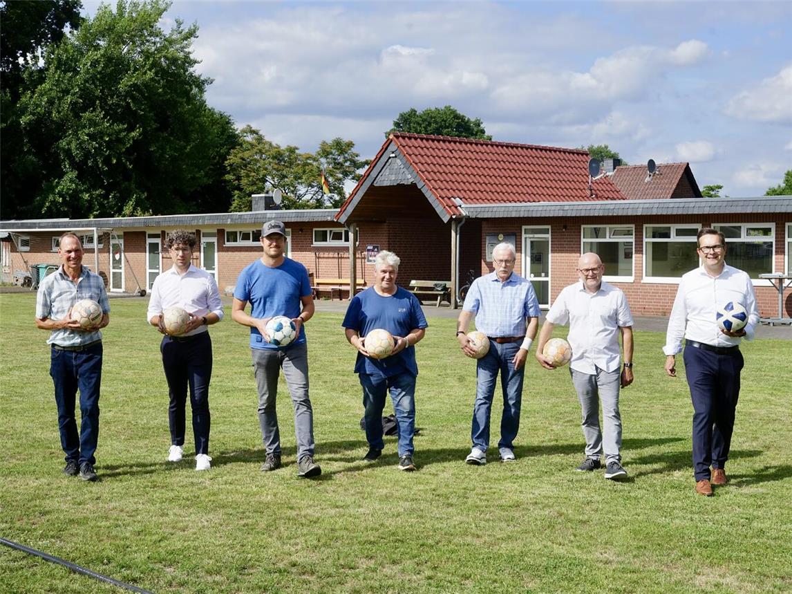 Sie sind froh, dass wieder Betrieb auf dem Lüllinger Sportplatz herrscht (v.l.n.r.): Michael Opgenhoff (Natur- und Heimatverein), Marc Schlischka (Leiter Team Sport Stadt Geldern), Marc Peters (Cox-Peters GbR), Olaf Röcke und Wolfgang Kühn (beide 1. FC Geldern), Frank Hackstein (Leiter Bereich Tiefbau Stadt Geldern) und Bürgermeister Sven Kaiser.Foto: Stadt Geldern/Terhorst