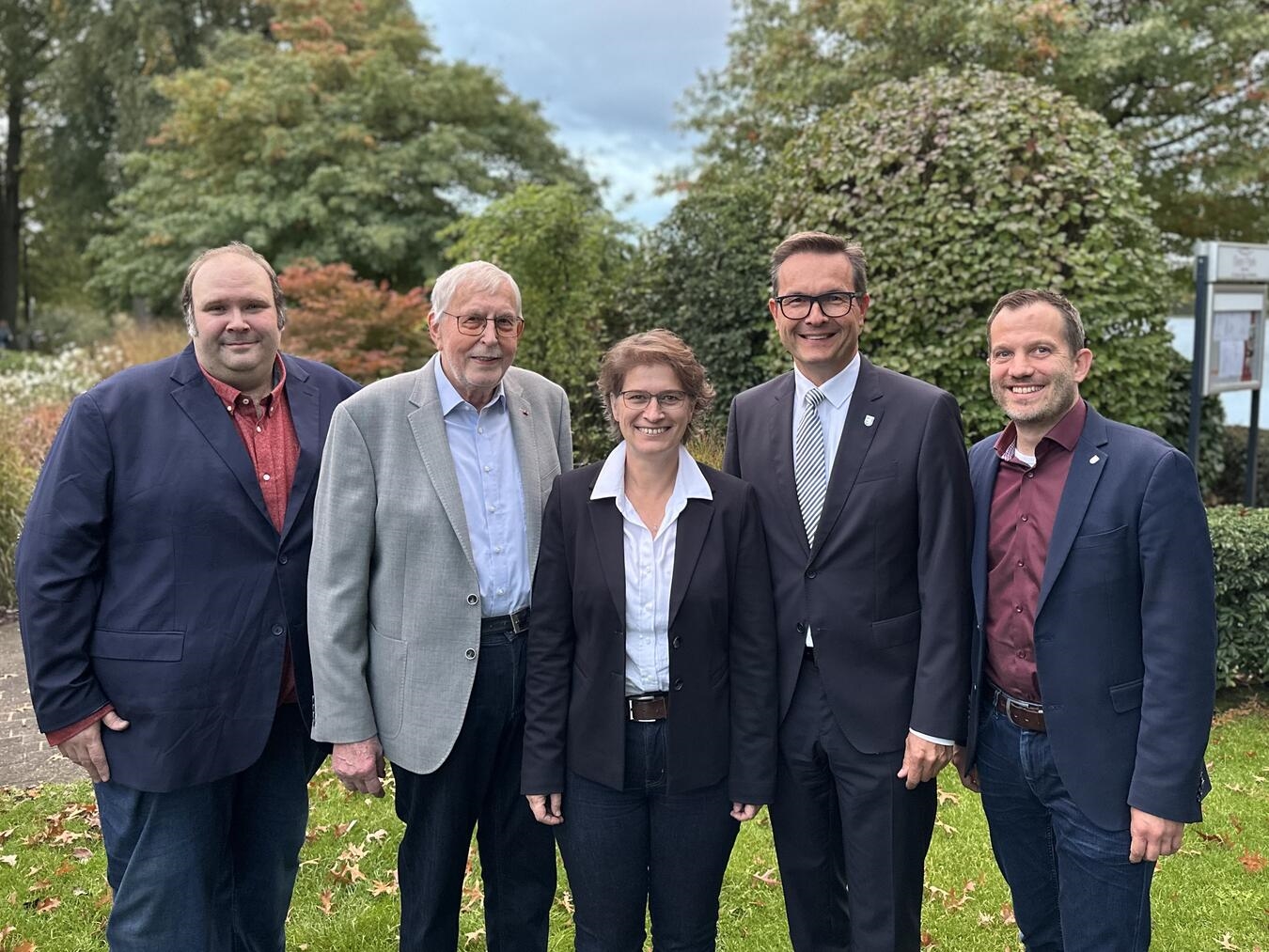 "Gruppenfoto mit Alfred Mersch und lokalen Bürgermeistern bei Tafel-Jubiläum in Geldern, Dank für ehrenamtliches Engagement."