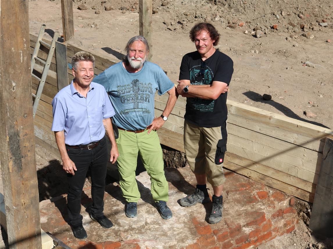 Sie stehen auf den Resten des mittelalterlichen Befestigungsturms aus dem 15. Jahrhundert (vl): Martin Vollmer-König (LVR Amt für Bodendenkmalpflege), Dr. Joachim Zeune (Mittelalter-Archäologe, Historiker und Burgenforscher) und Jens-Holger Wroblewski (Archäologe). NN-Fotos (2): CDS