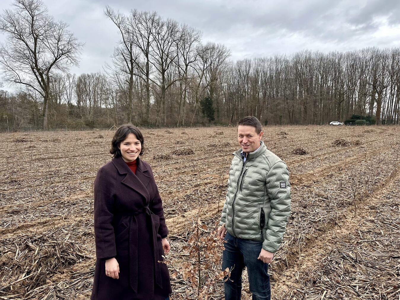 Sie stehen auf der Fläche, die bislang als Maisfeld genutzt wurde und nun in eine Waldfläche umgewandelt wird: Marlene Riegler vom Bereich Umwelt, Klima, Mobilität und Stephan Haupt vom Team Erschließung.Foto: Stadt Geldern/Terhorst