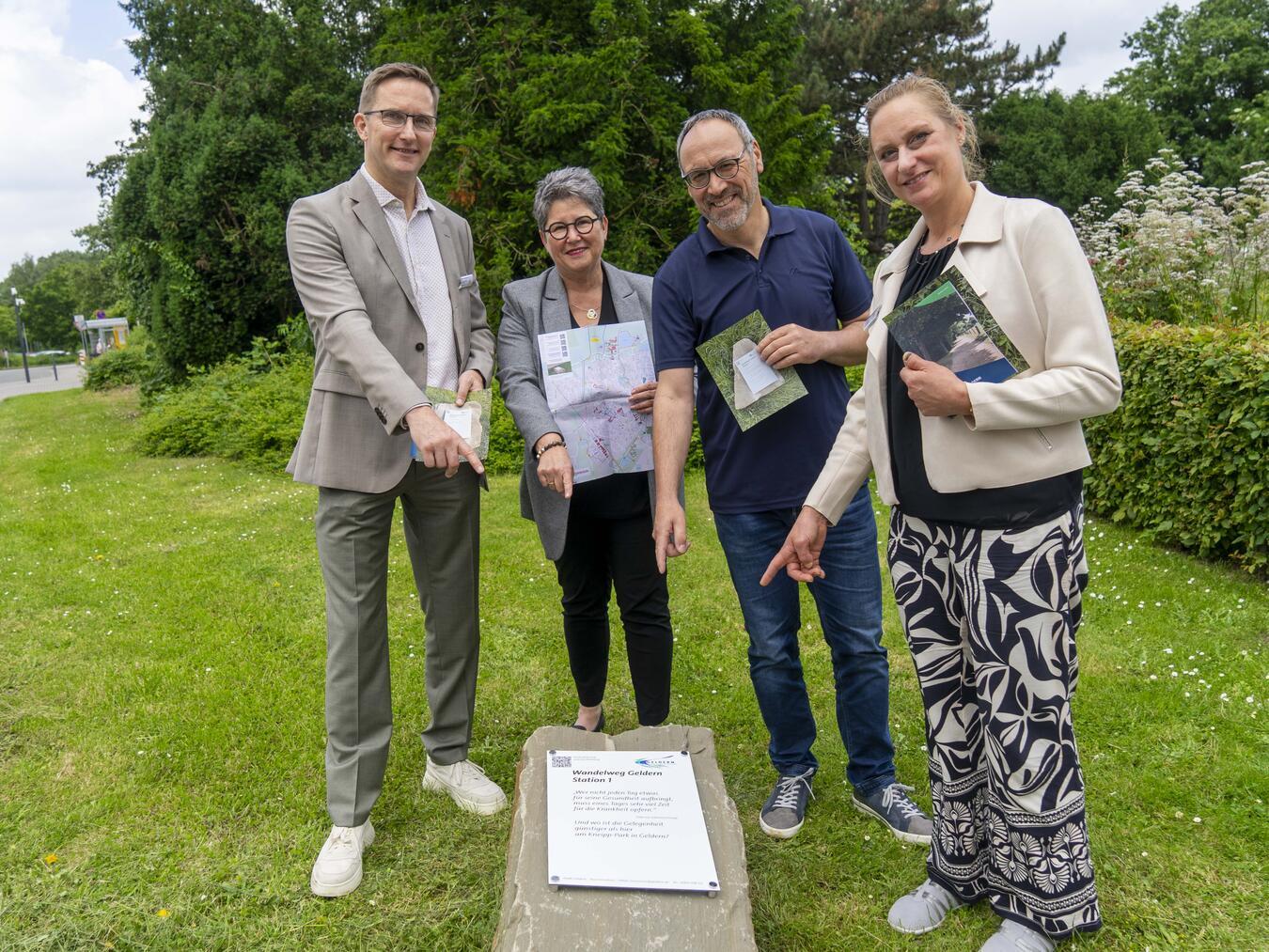„Ein Weg für Dich zu Dir“ Sie stellten den neuen Wandelweg vor (v.l.): Dr. Andreas Schroeder (Klinikdirektor St.-Clemens-Hospital), Karla Bergers (Direktorin für Pflege & Organisationsmanagement Gelderland-Klinik), Rainer Niersmann (Leiter Tourismus- und Kulturbüro Stadt Geldern) und Dr. Sonja Höhndorf (Chefärztin und Ärztliche Direktorin Gelderland-Klinik). Foto: Stadt Geldern/Seybert