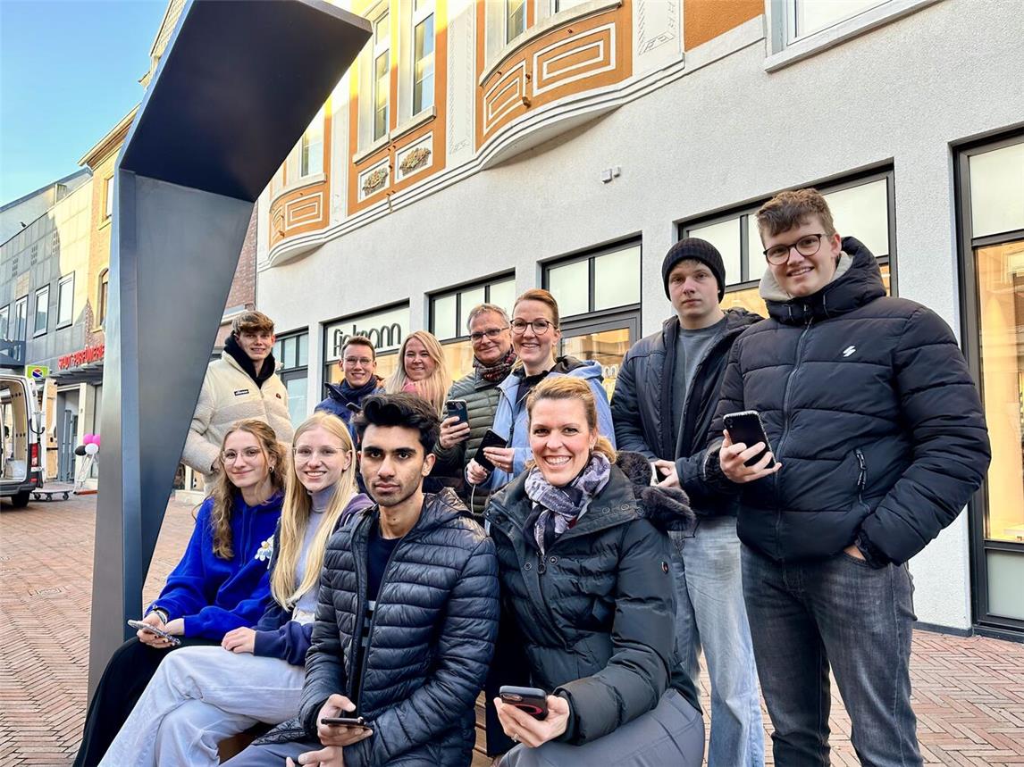 Sie testeten die neue „Smartbench“ direkt beim Vor-Ort-Treffen: Anne Teller-Weyers von der Leaderregion „Lei.La.“ (hintere Reihe, 3.v.r.), Janette Heesen von der Stadt Geldern (hintere Reihe, 2.v.l.), Lehrer Ewald Hülk vom Berufskolleg der Liebfrauenschule (hintere Reihe Mitte) und Anika Illbruck-Schuurmann vom Berufskolleg des Kreises Kleve im Nierspark (vorne rechts) mit ihren Schülern.Foto: Stadt Geldern/Terhorst