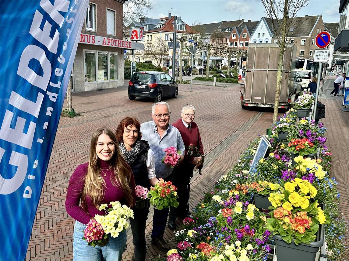 Sie verteilten die Blumen bei der Frühlingsaktion (v.l.n.r.): Citymanagerin Valerie de Groot, Marlene Langanki (Gelderner Gründerzentrum), Heinz Manten (Mit-Organisator und Veerter Ortsbürgermeister) und Walter Schröder (Gelderner Ortsbürgermeister)Foto: Stadt Geldern/Terhorst