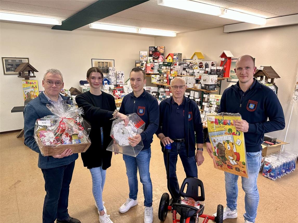 Sie waren bei der Ziehung der Gewinner der Weihnachtsverlosung mit dabei: Friedhelm Appel von der Aktion „Christkind Aktiv“ der katholischen Kirchengemeinde, Sophia Terhardt (Auszubildende Stadt Geldern), Eric Thiel, Johannes Velmans und Kevin Poppinga vom Förderverein der Löscheinheit Geldern-Mitte. Foto: Stadt Geldern/Terhorst