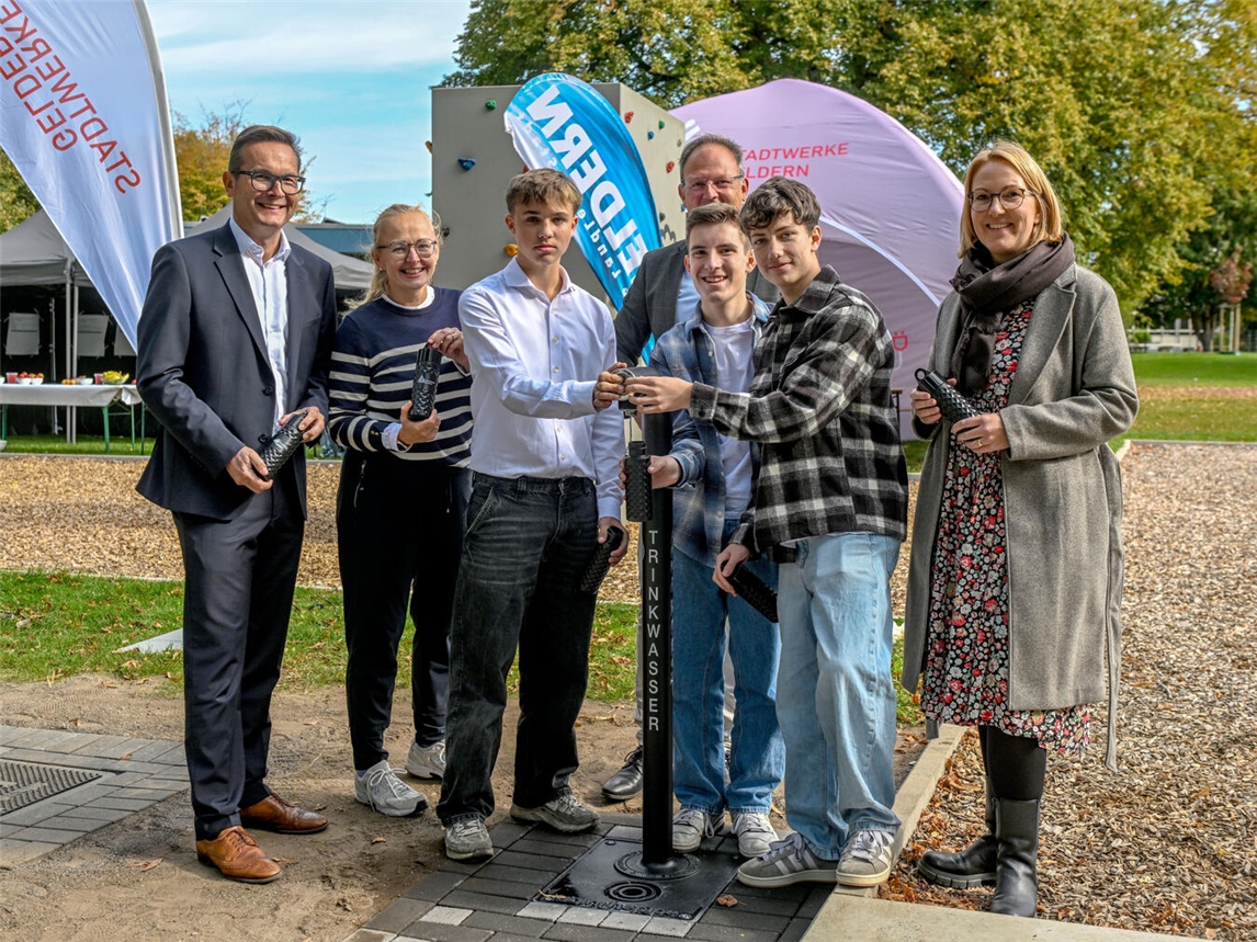 Sie weihten den neuen Trinkwasserbrunnen am Sportcampus offiziell ein (v.l.n.r): Bürgermeister Sven Kaiser, Stadtwerke Geschäftsführerin Jennifer Strücker, die FSG-Schüler und Ideengeber Hannes Wangerin, Janne Schade und Simon Bogers, Anne Teller-Weyers von Leader sowie Gelderns Beigeordneter Markus Grönheim (hinten, Bereich Jugend & Familie).Foto: Stadt Geldern/Prümen