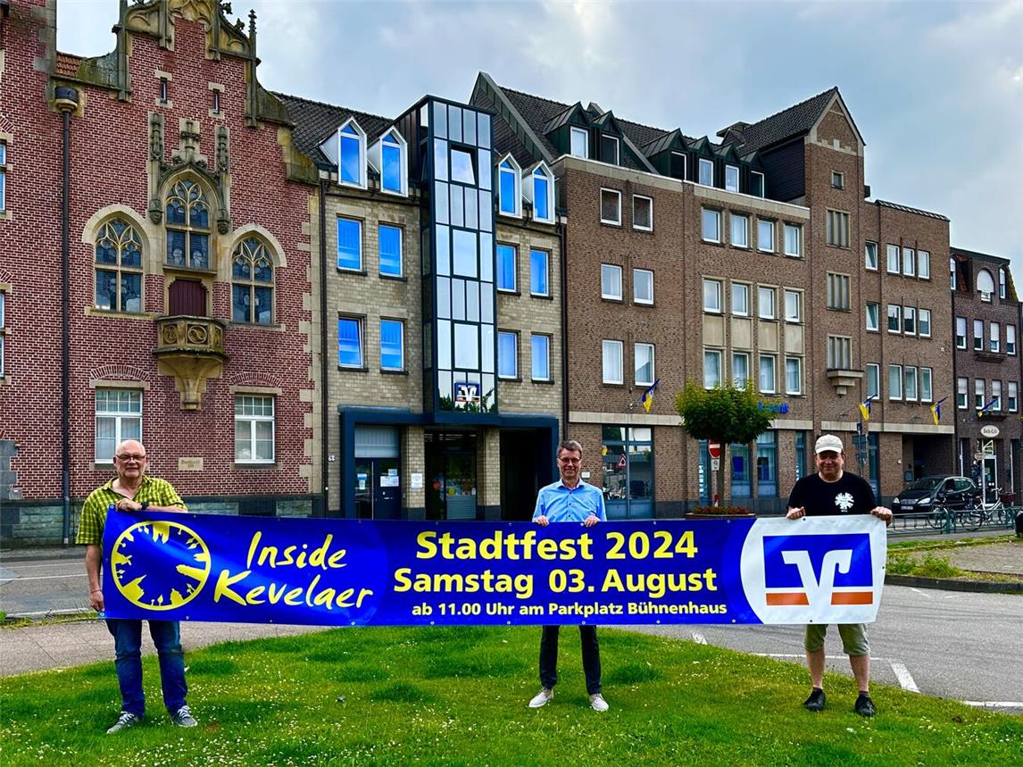Sie werben für das Kevelaerer Stadtfest, organisiert vom Verein Inside Kevelaer. Von links: Thomas Hitzfeld-Evers, Kassenwart von Inside Kevelaer. Michael Rütten, Leiter der Geschäftsstelle Kevelaer der Volksbank an der Niers, und Michael Hülsen (Vorsitzender Inside Kevelaer). Foto: Michael Hülsen