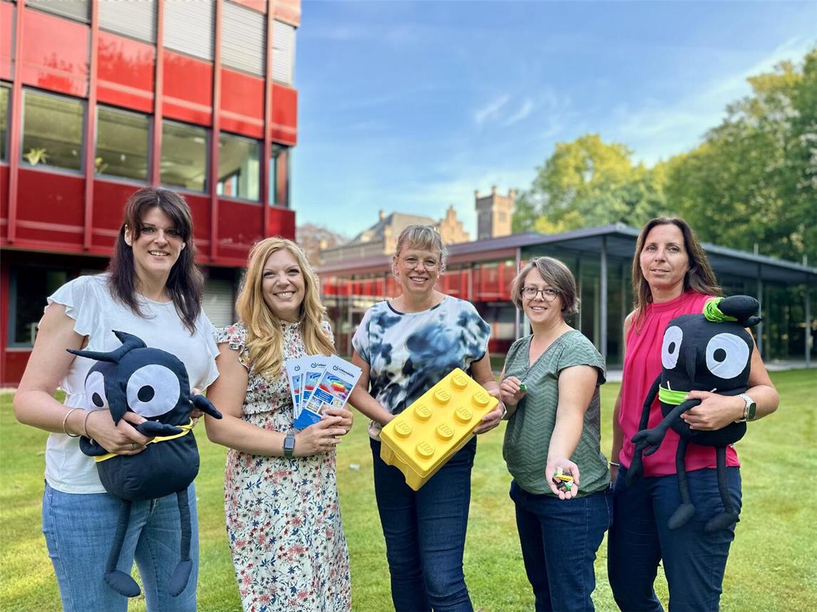 Sie würden sich freuen, wenn viele Legosteine zum Bau der Legorampen zusammenkämen (v.l.n.r.): Tanja Angenendt (Inklusionsbeauftragte Stadt Geldern), Nadine Schönfelder (Gleichstellungsbeauftragte Stadt Geldern), Monika Hoolmann (Leitung des Fachbereichs Inklusion der Lebenshilfe im Kreis Kleve), Janine Segref (Leiterin Bereich Umwelt, Klima und Mobilität und projektverantwortlich für die Europäische Mobilitätswoche bei der Stadt Geldern) und Nina Dahlen (Bildungs- und Wissensakademie der Lebenshilfe im Kreis Kleve) Foto: Stadt Geldern/Terhorst