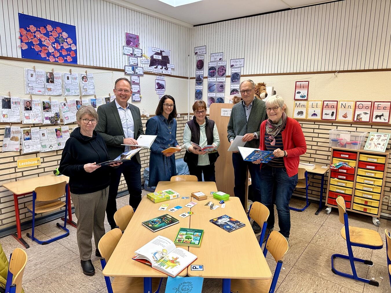 Sie zogen an der Martini-Schule in Veert erfolgreich Bilanz nach dem Lesementoren-Aufruf im Frühjahr (v.l.n.r.): Christel Schädlich (neue Lesementorin aus Veert), Markus Grönheim (Beigeordneter der Stadt Geldern), Daniela Claßen (Schulleiterin St.-Martini-Schule), Ursula Drosten-Scholz (Lesementorin), Karl Wilhelm Neumann (Verein „Mentor – Die Leselernhelfer Niederrhein“), Uschi Krakau (Lesementorin).Foto: Stadt Geldern/Terhorst