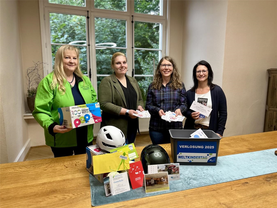 Sie zogen die glücklichen Gewinner der Weltkindertags-Verlosung (vlnr): Brigitte Böhmer-Kraft (Verkehrswacht Kreis Kleve), Eva Tophofen (Teamleiterin im Bereich Jugend und Familie der Stadt Geldern), Simone Thiele (Bereich Jugend und Familie der Stadt Geldern) sowie Christiane Kenter (Tourismus- und Kulturbüro der Stadt Geldern).Foto: Stadt Geldern/Terhorst