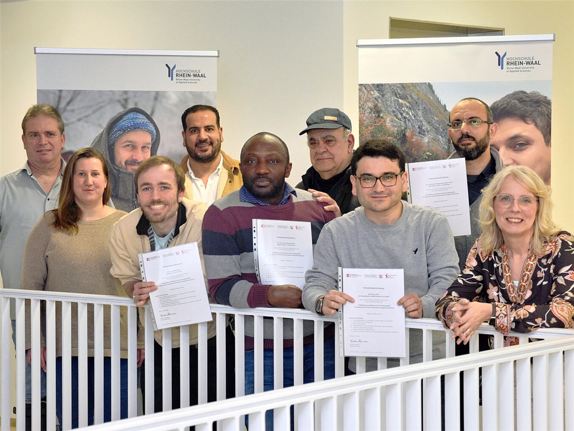 Sieben Männer unterschiedlichster Nationalitäten und Herkunftsländer wurden vom Katholischen Bildungsforum zu Mentoren ausgebildet und erhielten jetzt ihre Zertifikate. NN-Foto: Rüdiger Dehnen