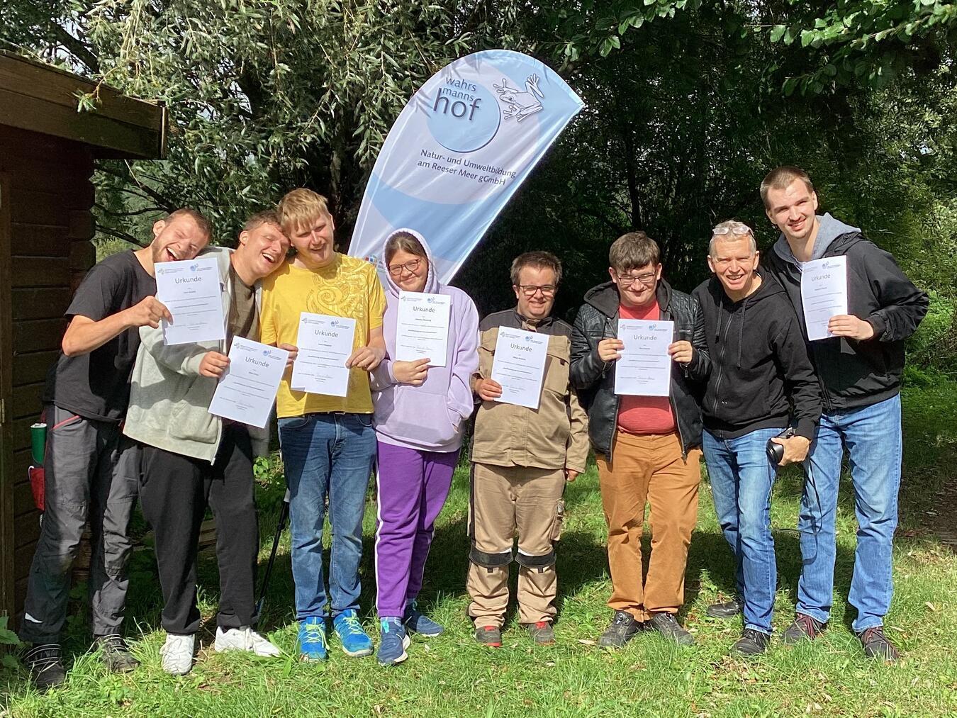 Fortbildung zum Umweltassistenten abgeschlossen Sieben Mitarbeiter der Werkstätten der Lebenshilfe in Rees und Wesel haben an dieser Fortbildung teilgenommen. Foto: Lebenshilfe Rees
