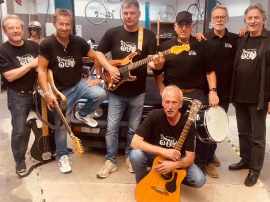 Sieben Musiker und ein gemeinsamer Sound: Das beschreibt School's Out am besten. Foto: Band