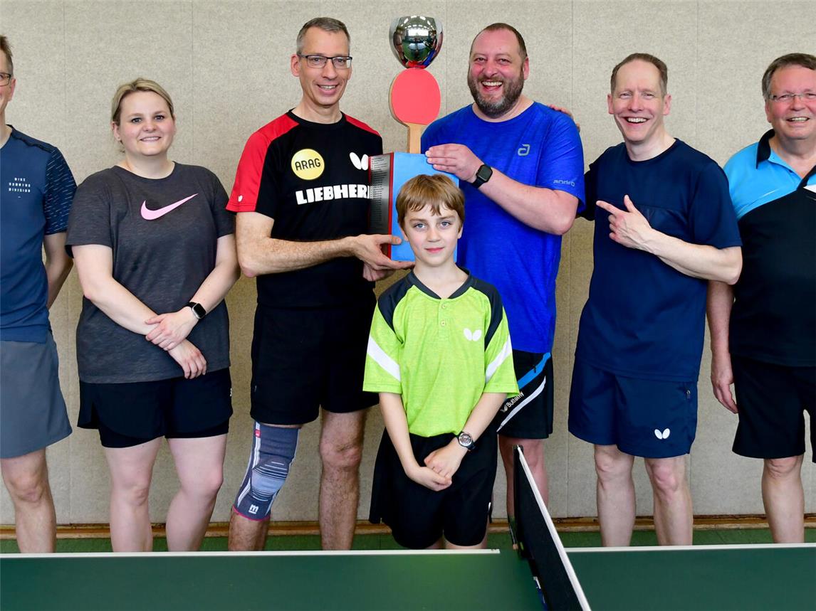 Sieger und Platzierte (v.l.): Dirk Schimmelpfennig, Laura Zeh, Frank Möller, Oliver Wojtasik, Markus Hochkirchen, Heiner Steinrücken, (vorne) Oskar Wojtasik.Foto: Norbert Sievers
