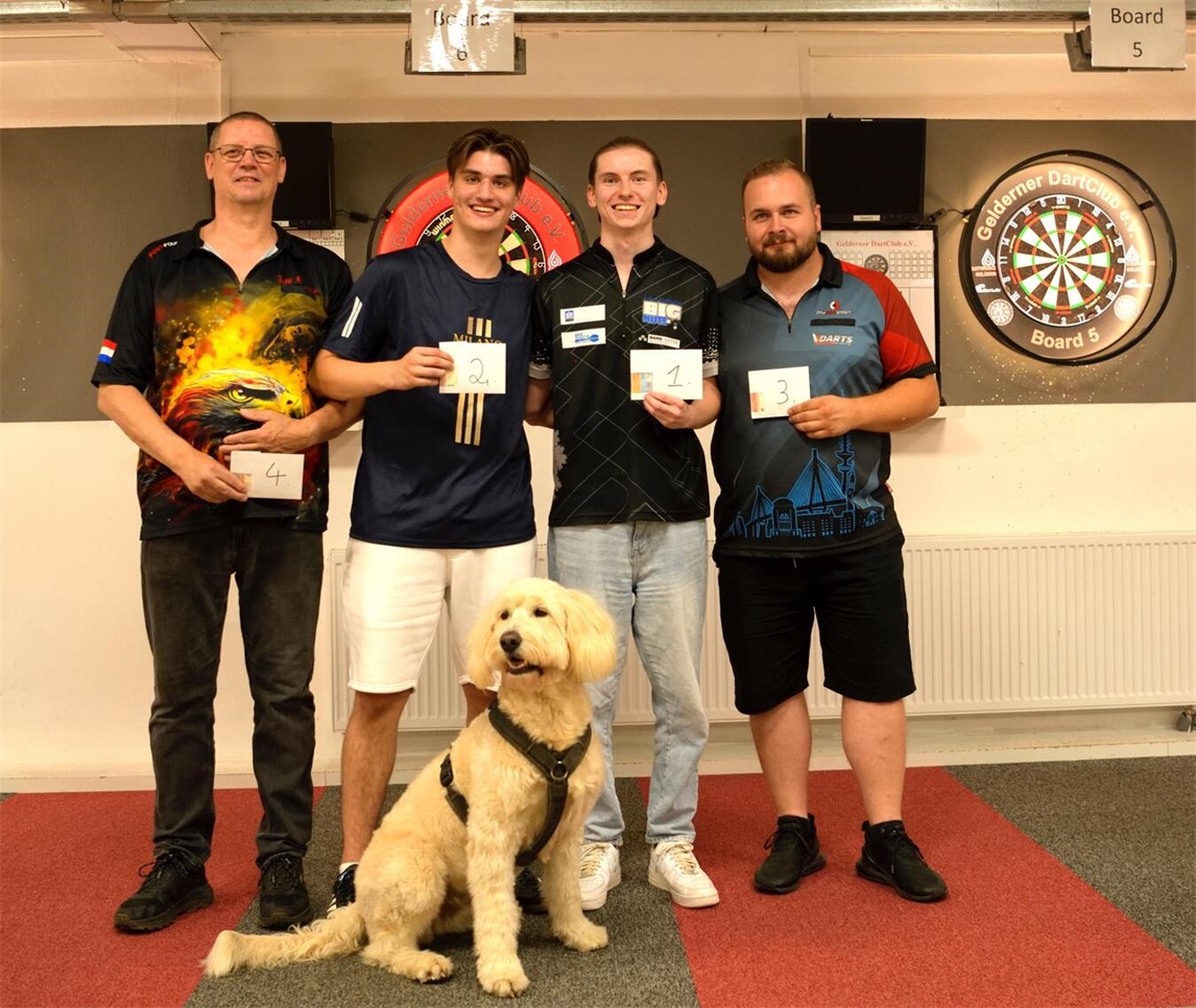 "Siegerehrung beim Benefizturnier des Gelderner DartClubs, Gewinner mit Pokal, Dartspiel, Sportevent"
