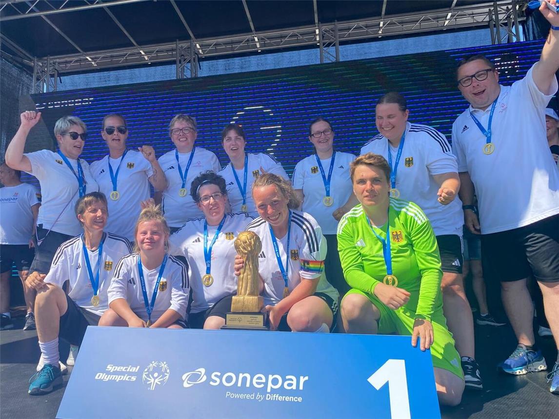 Siegerfoto: Franziska Jochem (obere Reihe, 3.v.l) jubelt mit ihrem Team über den Gewinn des Weltpokals beim Gothia Cup in Göteborg. Foto: LHUN
