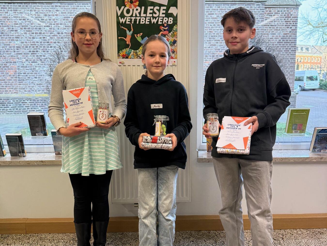 Siegerin Marta van Rennings (Mitte) mit Simon Quinders (Platz 2) und Mia Katharina Hallen (Platz 3).