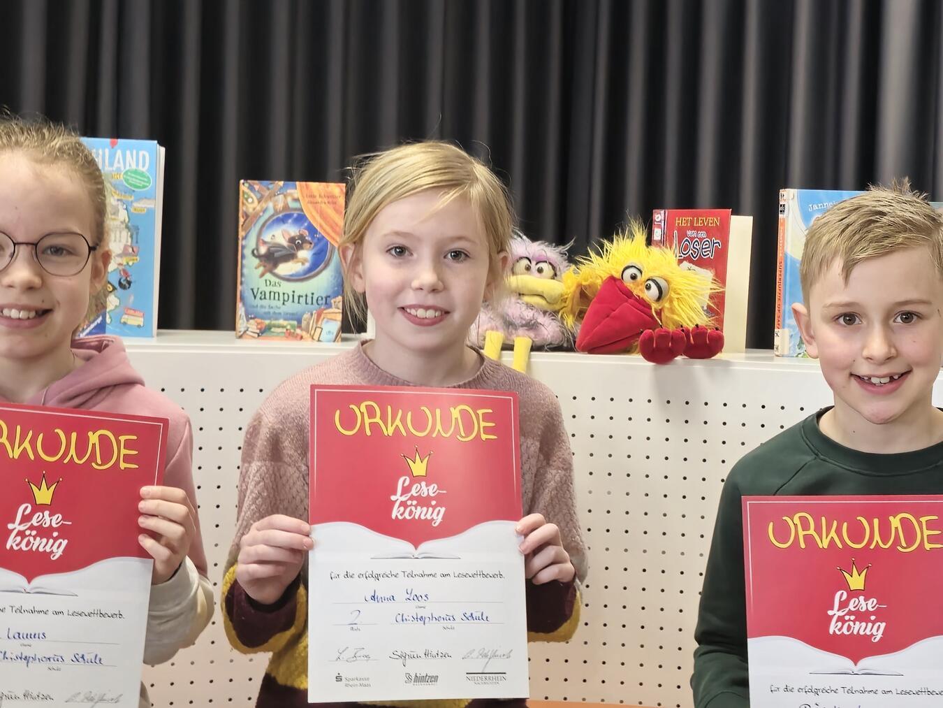 Siegerstrahlen: Rieke Lamers, Anna Loos und Paul Horch (v.l.). NN-Foto: HF