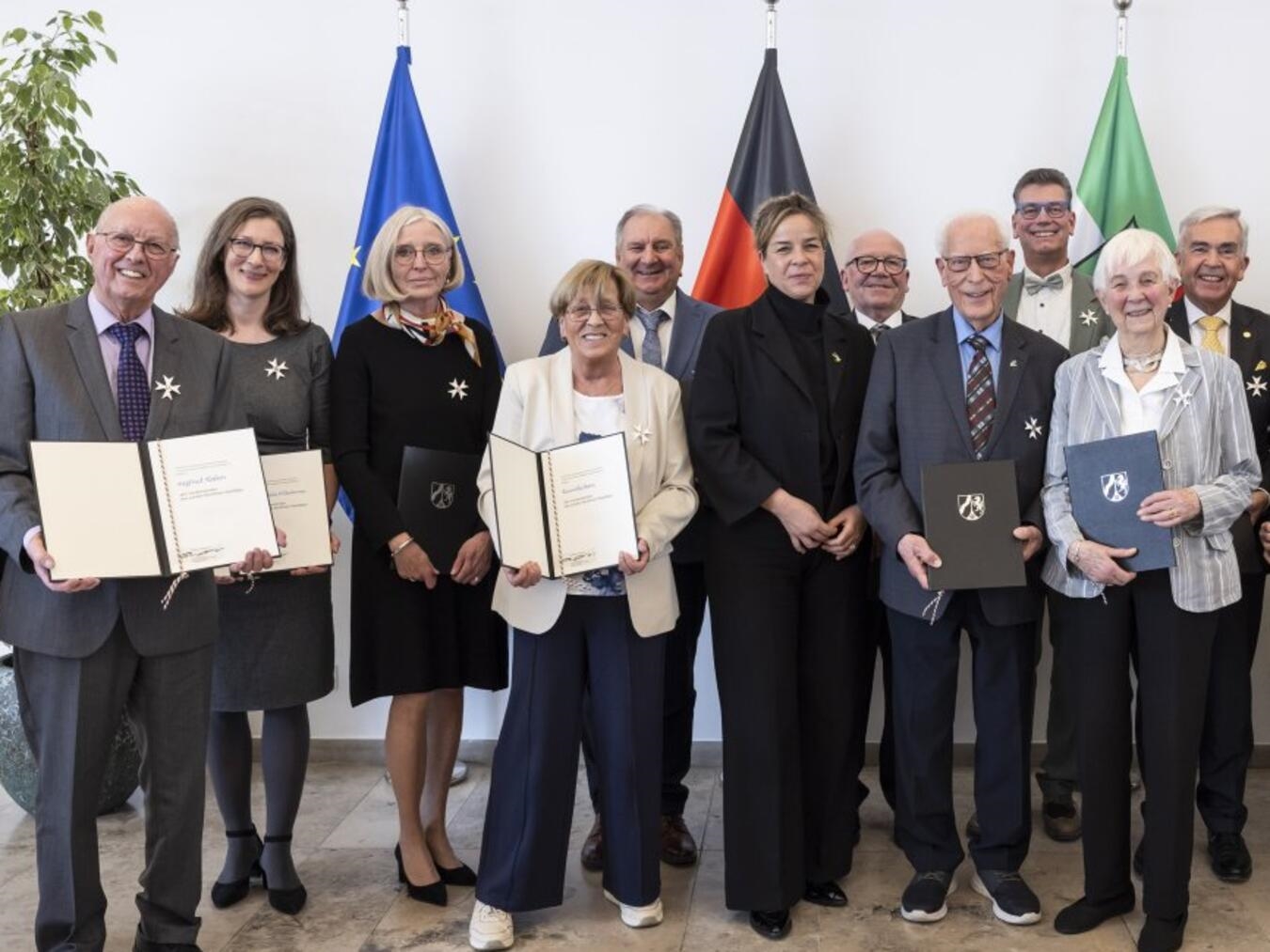 Gruppenfoto mit Siegfried Alefsen und weiteren Bürgern mit ihren Urkunden.