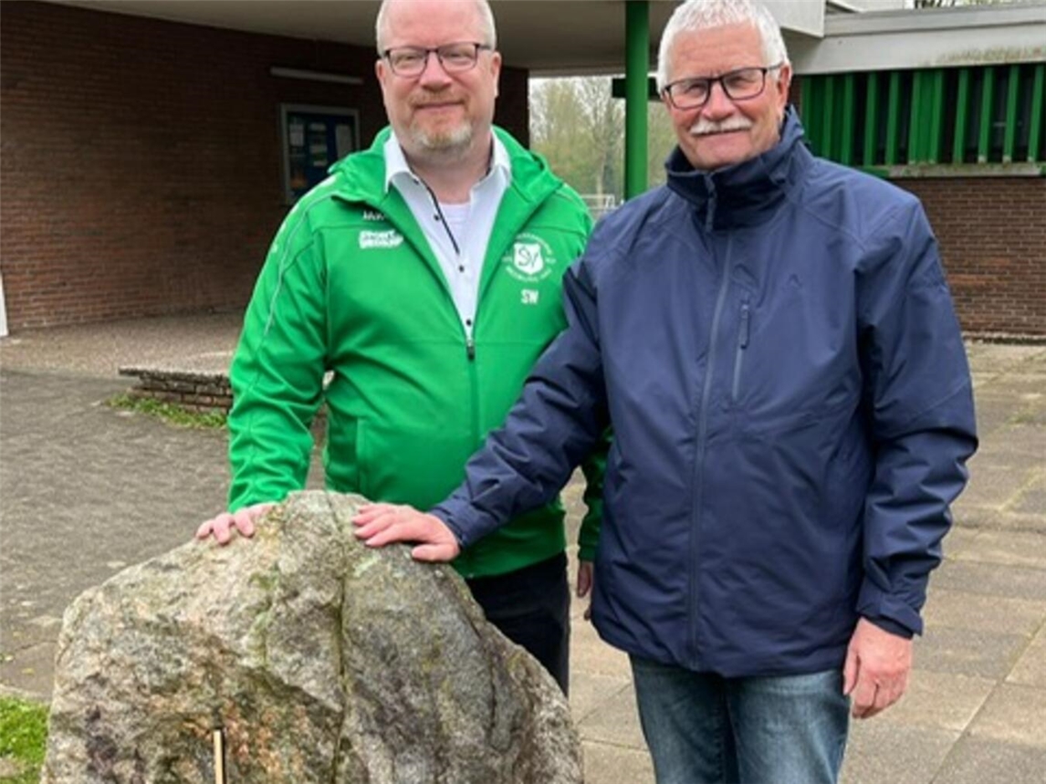 Siegfried Liebner und Sascha Wilmsen am Gedenkstein. Foto: privat