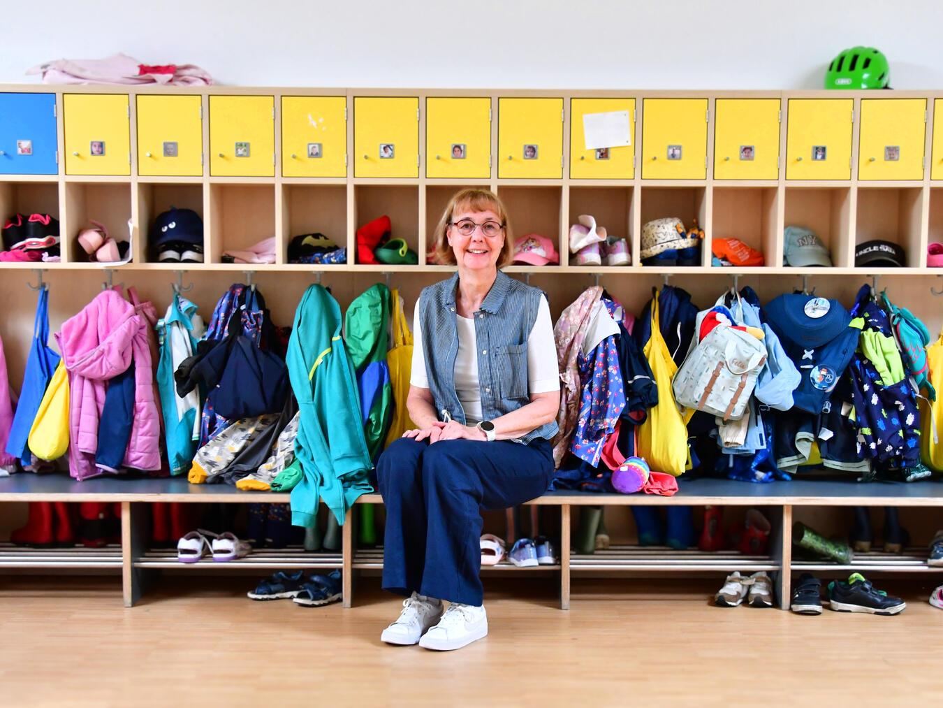 Siegrid Schüßler an der Garderobe im Familienzentrum Zauberstern in Kleve. Am letzten Tag des Kindergartenjahres, am 31. Juli, verabschiedet sie sich bei den 65 Kindern, deren Eltern und ihrem kompletten Team mit einem großen Frühstück. Foto: Caritas