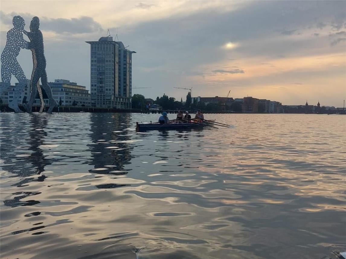 Sightseeing im Ruderboot. Foto: Stefanie Raadts