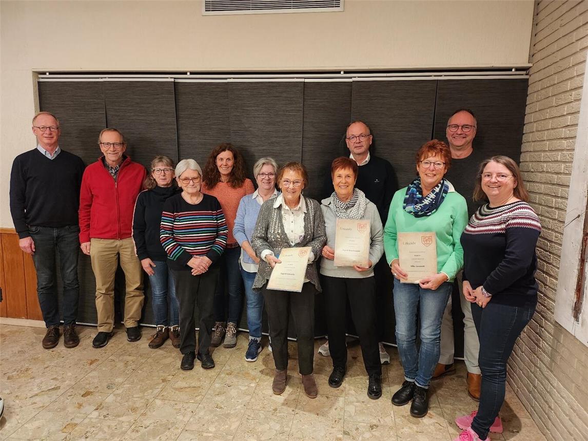 Sigrid Schoofs, Sigrid Bruckmann und Elke Janssen (v. l., mit Urkunden) wurden für ihre 40-jährige Mitgliedschaft besonders geehrt. Die Vorsitzende Annette Weber (r.) leitete die Versammlung. Sie wurde für zwei Jahre wiedergewählt, ebenso wie Geschäftsführer Michael Wilde (2. v.r.) und Archivar Wolfgang Winter (2. v.l.). Stellvertretender Vorsitzender ist derzeit August Wagner (4. v.r.), stellvertretende Geschäftsführerin Birgit Wellmanns (5. v.l.). Jugendwartin ist Heidi Chlasta (3. v.l.). Foto: privat