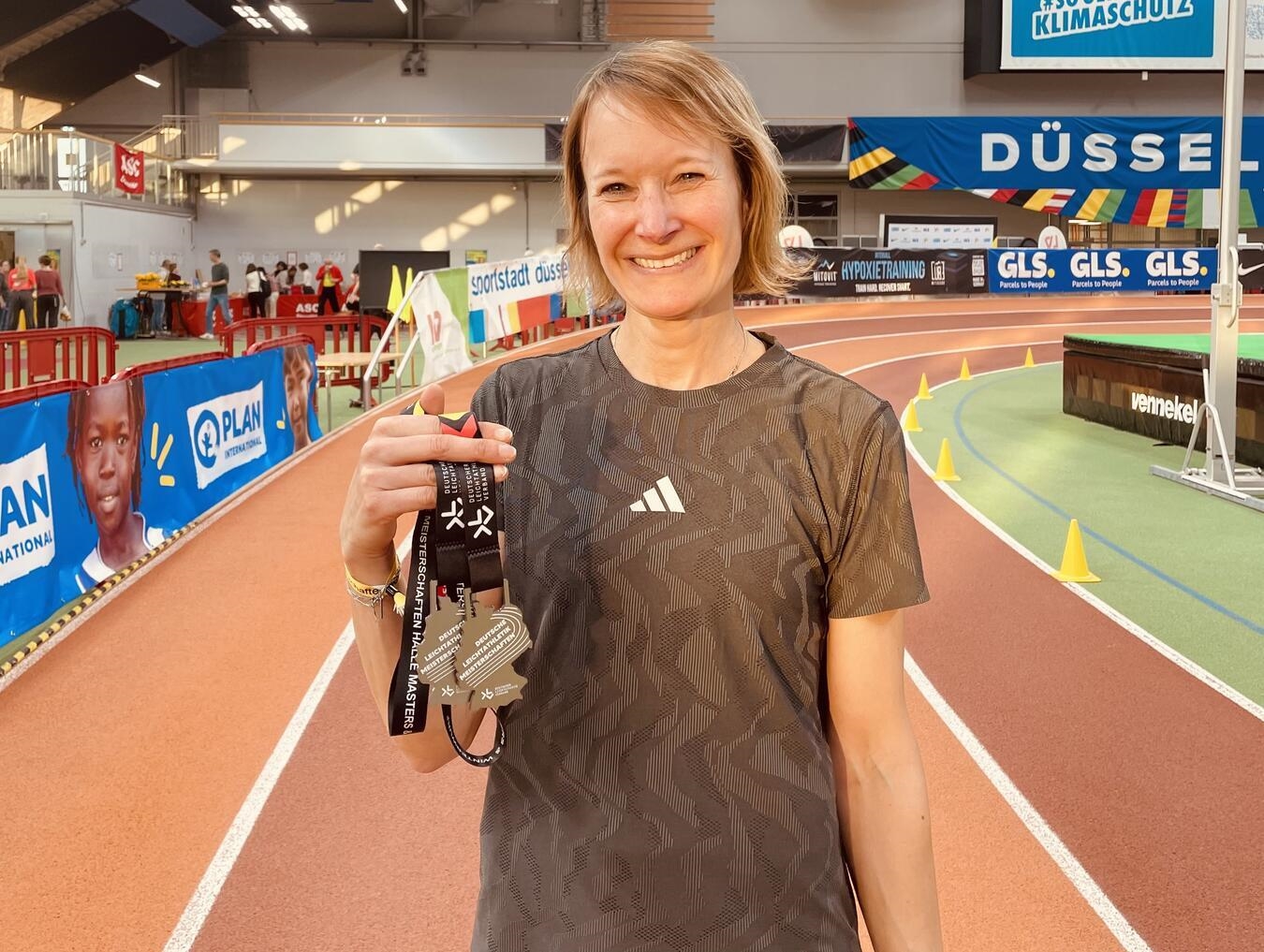 Silke Flören mit ihren beiden Silbermedaillen. Foto: privat