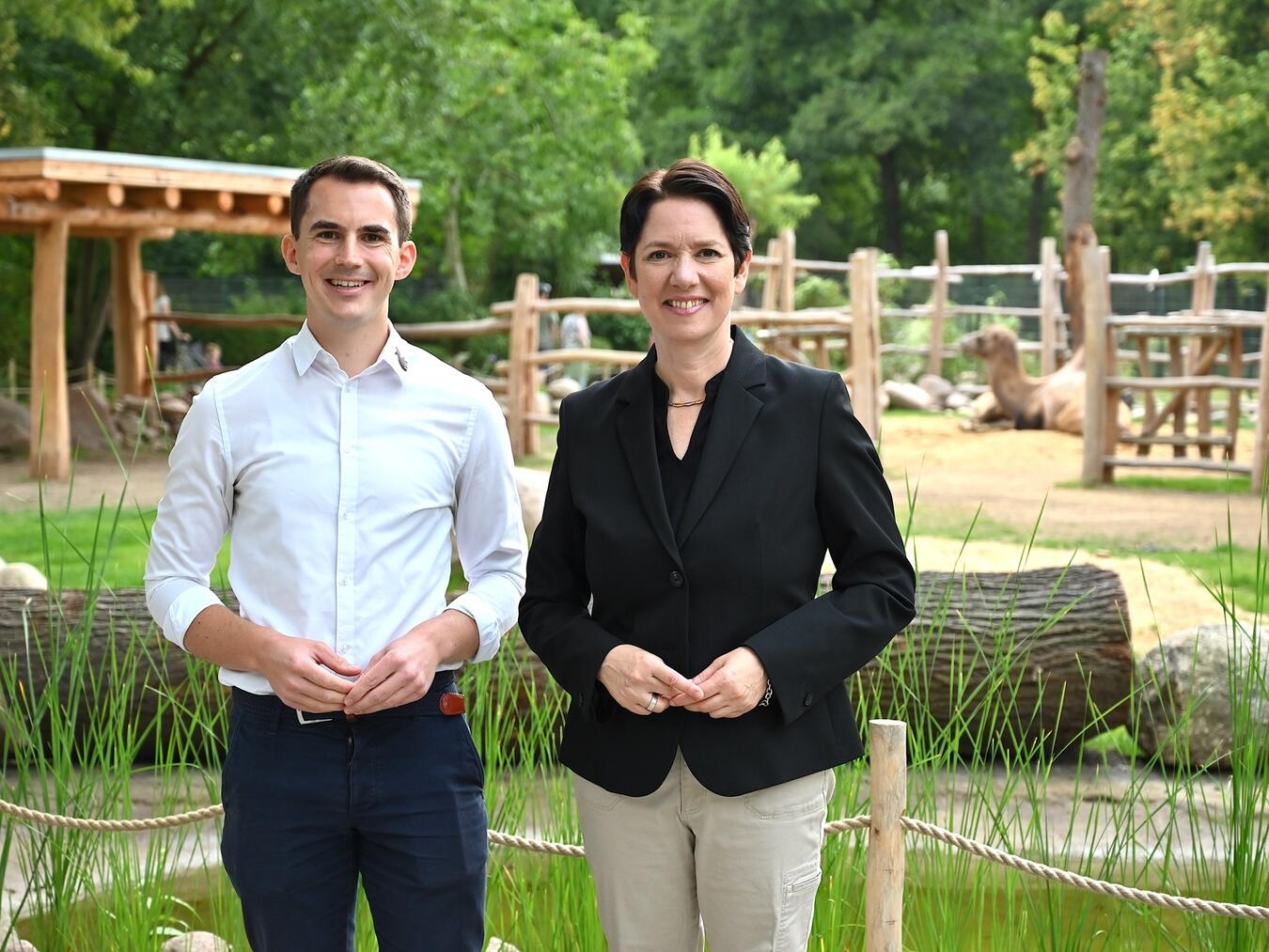 Hoher Besuch im Tiergarten Silke Gorißen, Ministerin für Landwirtschaft und Verbraucherschutz des Landes Nordrhein-Westfalen, informierte sich bei einem Rundgang mit Tiergartenleiter Martin Polotzek über die zahlreichen Neuerungen im Tiergarten. Foto: Tiergarten Kleve