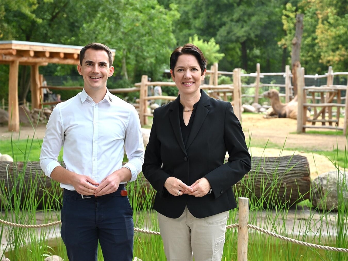 Silke Gorißen, Ministerin für Landwirtschaft und Verbraucherschutz des Landes Nordrhein-Westfalen, informierte sich bei einem Rundgang mit Tiergartenleiter Martin Polotzek über die zahlreichen Neuerungen im Tiergarten. Foto: Tiergarten Kleve