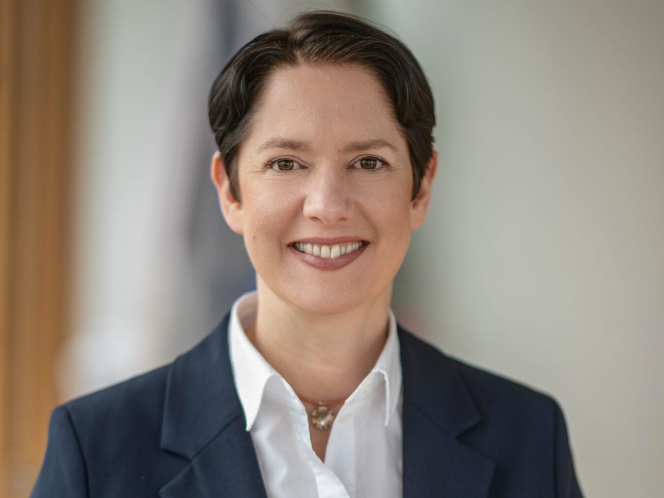 "Silke Gorißen, Ministerin NRW, als Schirmherrin des Bunten Kreises Kleverland, lächelnd in offizieller Funktion."