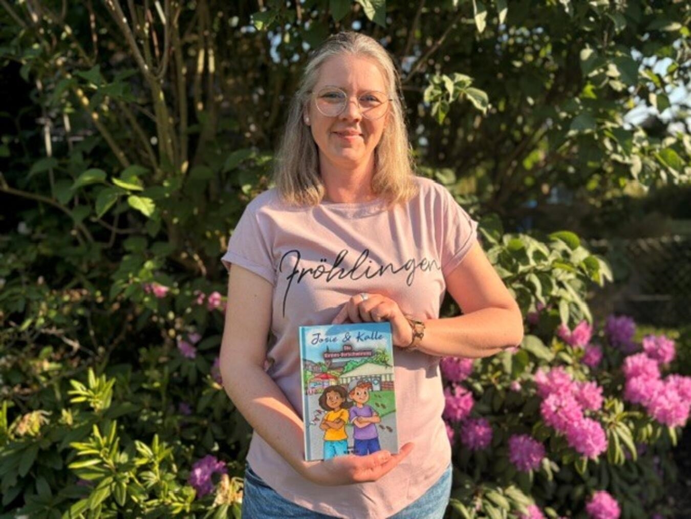 "Silvia Meier, Autorin aus Oermten, mit ihren Büchern, die Heimatverbundenheit zeigen."
